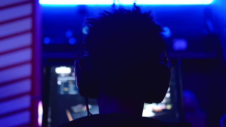 Take part in live competitions during esports online tournaments